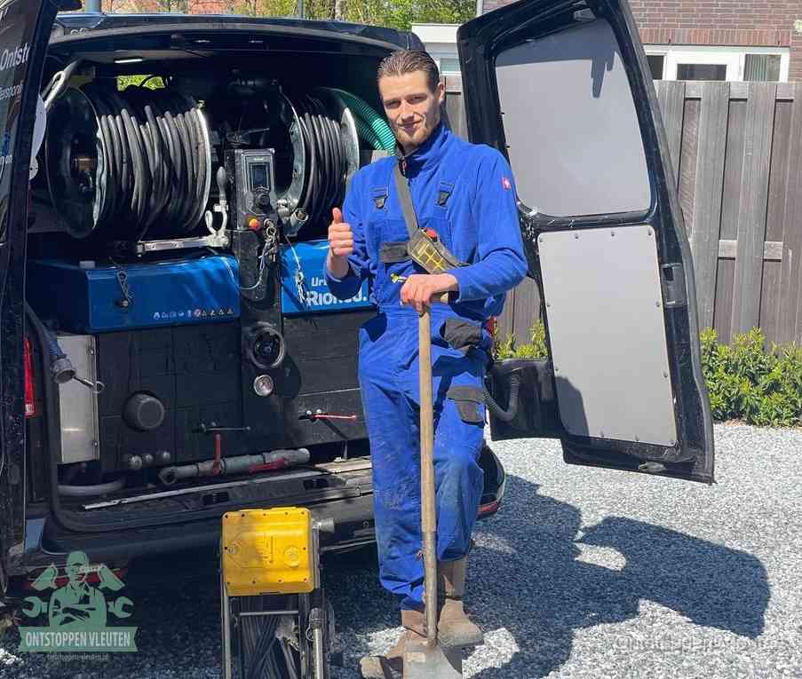 Een tevreden monteur met opgestoken duim naast de bestelbus, slim en snel ingrijpen bespaart geld bij een verstopping in Vleuten