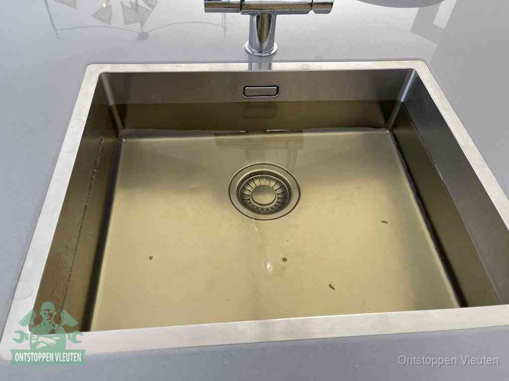 Een RVS spoelbak met stilstaand water dat niet wegloopt, een van de eerste signalen van een beginnende verstopping in Vleuten
