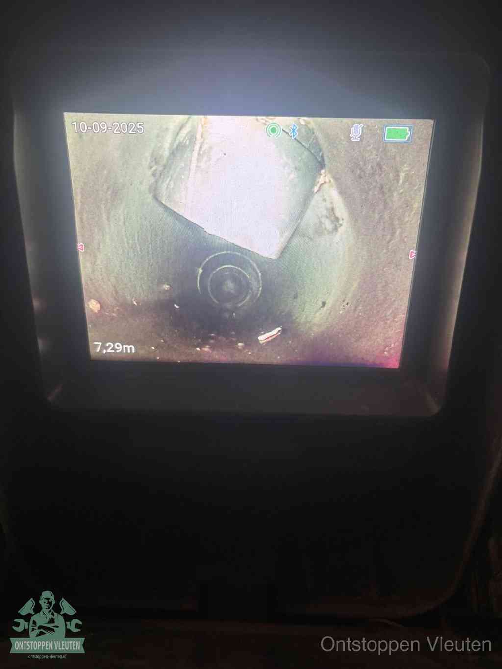 Het scherm van een rioolinspectiecamera toont de binnenkant van de leiding, eerst vaststellen waar de verstopping zit in Vleuten